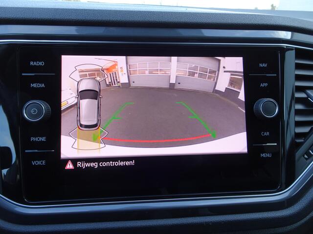 Volkswagen T-Roc 1.5 TSI Sport Automatische airco, apple carplay, android auto, navigatie voorbereiding, trekhaak, digitaal instrumenten paneel, sport uitvoering, parkeersensoren, enz.