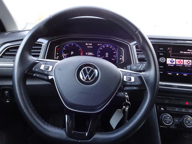Volkswagen T-Roc 1.5 TSI Sport Automatische airco, apple carplay, android auto, navigatie voorbereiding, trekhaak, digitaal instrumenten paneel, sport uitvoering, parkeersensoren, enz.