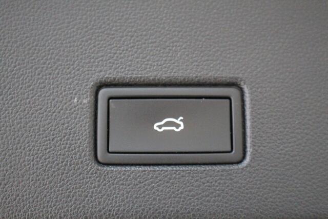 Volkswagen T-Roc 1.5 TSI Sport Navigatie | Camera | Trekhaak | Adaptieve Cruise Control