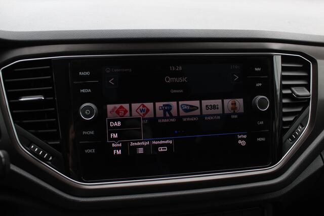 Volkswagen T-Roc 1.5 TSI Sport / Trekhaak / Virtual Cockpit / Navigatie / 17'' / Parkeerhulp V+A / CarPlay / DAB / Getint glas / ACC