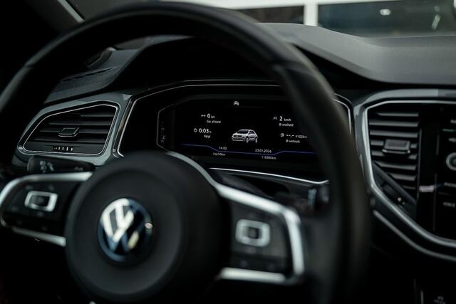 Volkswagen T-Roc 1.5 TSI Sport Business R-line | Panorama | DSG | Keyless | Trekhaak | Led | ACC | Virtual | 19' inch |