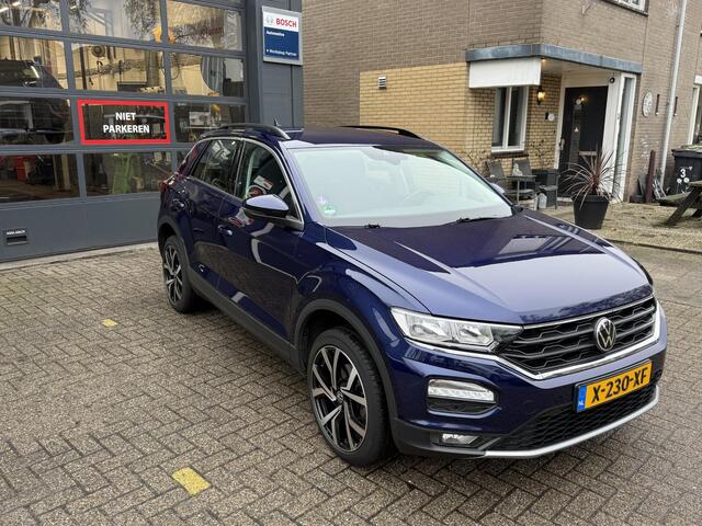 Volkswagen T-Roc 1.5 TSI Sport Business R Automaat / Airco clima/ Naviagtie/ Cruise adapt/ Appel carplay/ LED/ PDC/ Trekhaak/LMV
