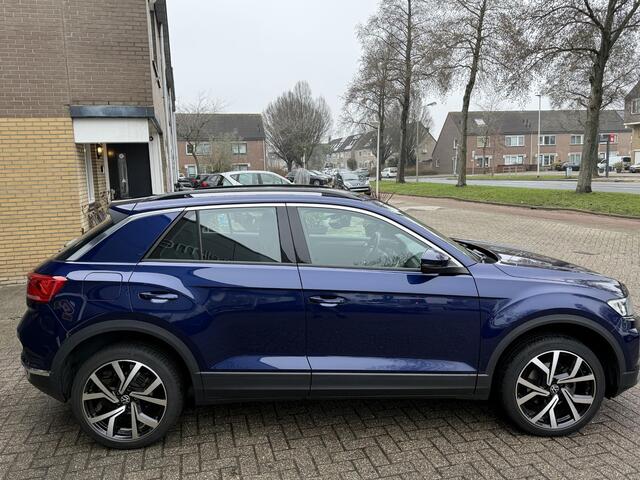 Volkswagen T-Roc 1.5 TSI Sport Business R Automaat / Airco clima/ Naviagtie/ Cruise adapt/ Appel carplay/ LED/ PDC/ Trekhaak/LMV