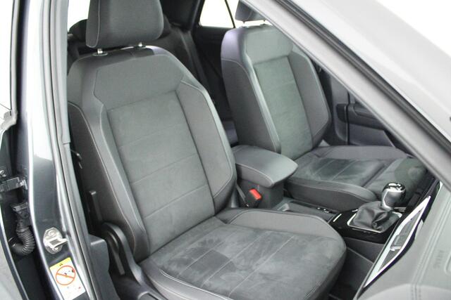 Volkswagen T-Roc 1.5 TSI 150pk DSG R-Line Edition Trekhaak Camera Stoelverwarming Virtual Cockpit Navigatie