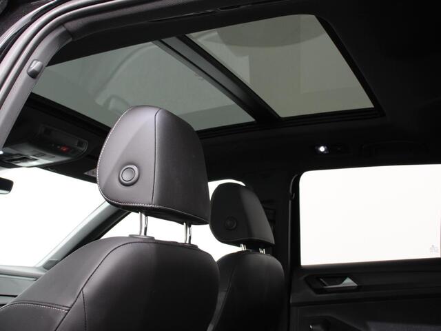 Volkswagen T-Roc 1.5 TSI R-Line+Blackpack | Panoramadak | Climate control | Adaptieve cruise control | Panoramadak | LED | Navigatie | Achteruitrijcamera | Parkeersensoren | Apple Carplay/ Android Auto | Radio