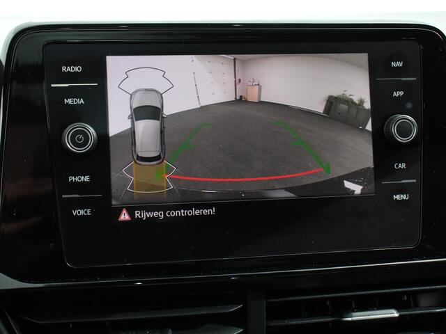 Volkswagen T-Roc 1.5 TSI R-Line+Blackpack | Panoramadak | Climate control | Adaptieve cruise control | Panoramadak | LED | Navigatie | Achteruitrijcamera | Parkeersensoren | Apple Carplay/ Android Auto | Radio