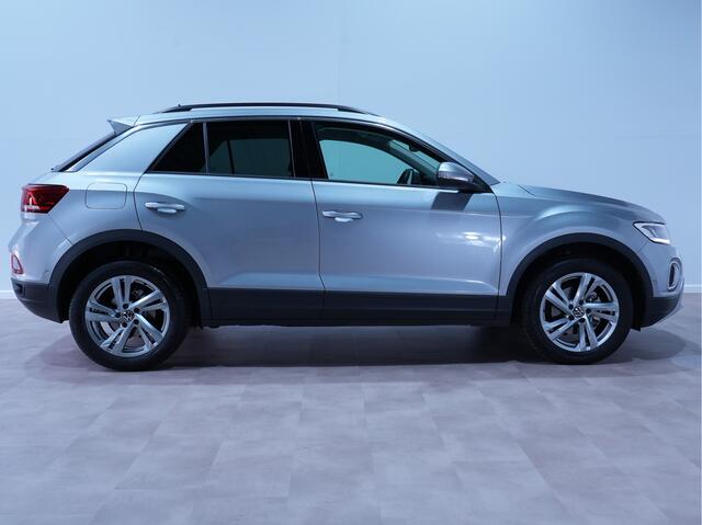 Volkswagen T-Roc 1.5 TSI 150pk DSG Life 75 Edition Navigatie via App Camera PDC Trekhaak