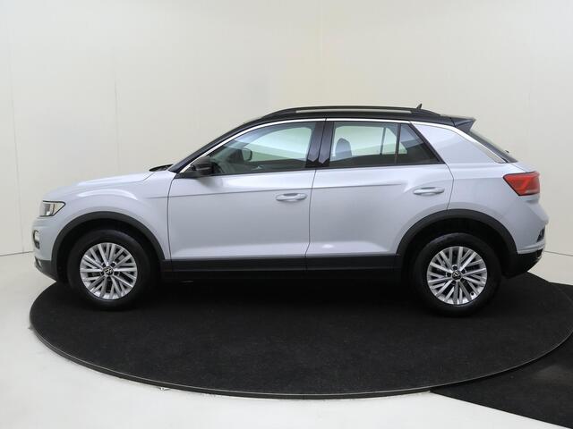 Volkswagen T-Roc 1.0 TSI Style | Achteruitrijcamera | Navigatie | Adaptieve cruise control | Elektrisch inklapbare buitenspiegels | CarPlay | Draadloze telefoonlader | Parkeersensoren |