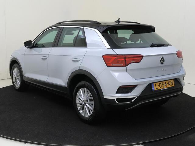 Volkswagen T-Roc 1.0 TSI Style | Achteruitrijcamera | Navigatie | Adaptieve cruise control | Elektrisch inklapbare buitenspiegels | CarPlay | Draadloze telefoonlader | Parkeersensoren |