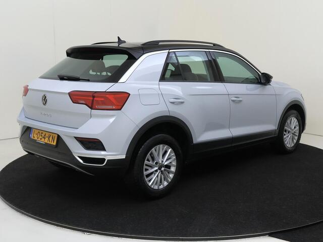 Volkswagen T-Roc 1.0 TSI Style | Achteruitrijcamera | Navigatie | Adaptieve cruise control | Elektrisch inklapbare buitenspiegels | CarPlay | Draadloze telefoonlader | Parkeersensoren |