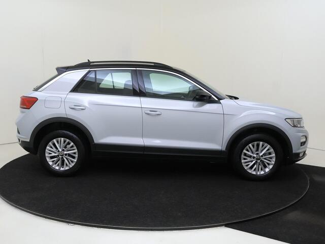 Volkswagen T-Roc 1.0 TSI Style | Achteruitrijcamera | Navigatie | Adaptieve cruise control | Elektrisch inklapbare buitenspiegels | CarPlay | Draadloze telefoonlader | Parkeersensoren |