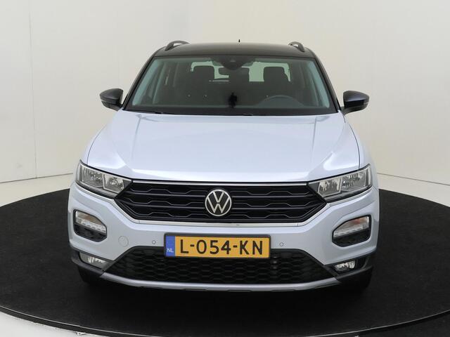 Volkswagen T-Roc 1.0 TSI Style | Achteruitrijcamera | Navigatie | Adaptieve cruise control | Elektrisch inklapbare buitenspiegels | CarPlay | Draadloze telefoonlader | Parkeersensoren |
