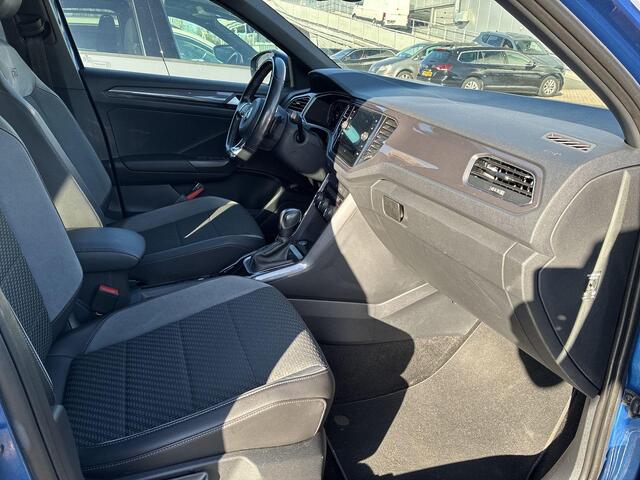 Volkswagen T-Roc 1.5 TSI 150pk DSG Sport · Camera · Elek. Achterklep · Apple/Android Car Play · Navigatie · Stoelverwarming · 18'' Inch ·