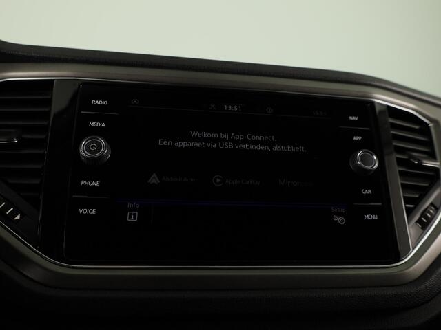 Volkswagen T-Roc 1.0 TSI Style | Parkeersensoren (Park assist) | Adaptieve cruise control | Carplay & Android auto |