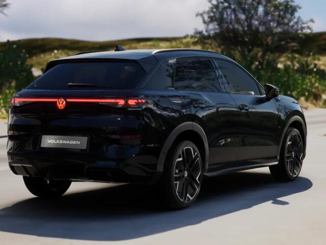 Volkswagen T-Roc R-Line First Edition 1.5 eTSI 150 PK 7 versn. DSG · Black style pakket · Panoramaschuif-kanteldak