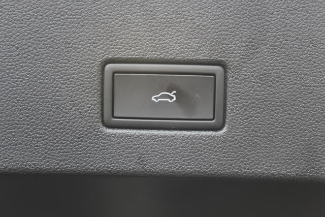 Volkswagen T-Roc 1.5 TSI R-Line Automaat/Trekhaak afneembaar/Apple carplay/Achteruitrijcamera/Keyless/Stoelverwarming/IQ Light/Adaptive cruise control/Parkassist/Lane assist/DAB+/Inklapbare spiegels