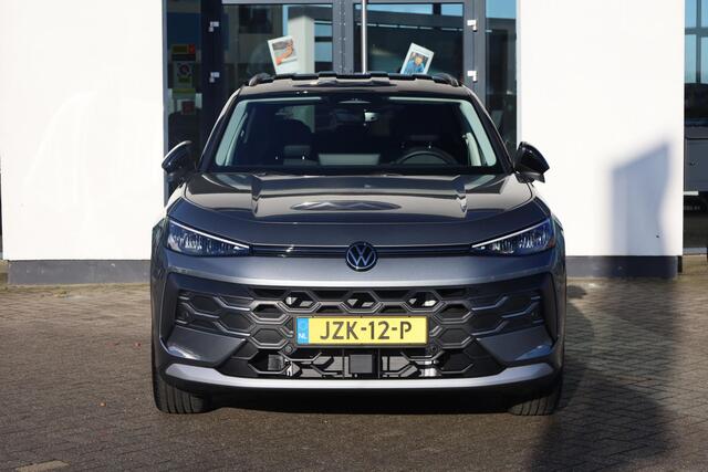 Volkswagen T-Roc 1.5 eTsi Life First Edition 116PK / 85kW DSG, Demonstratie voertuig (beschikbaar per 1 september 2026), wegklapbare trekhaak, Apple Carplay & Android Auto, 17" 'Lima' LMV, keyless start & entry, reservewiel, ambiente pakket (sfeerverlichting), comfort pak
