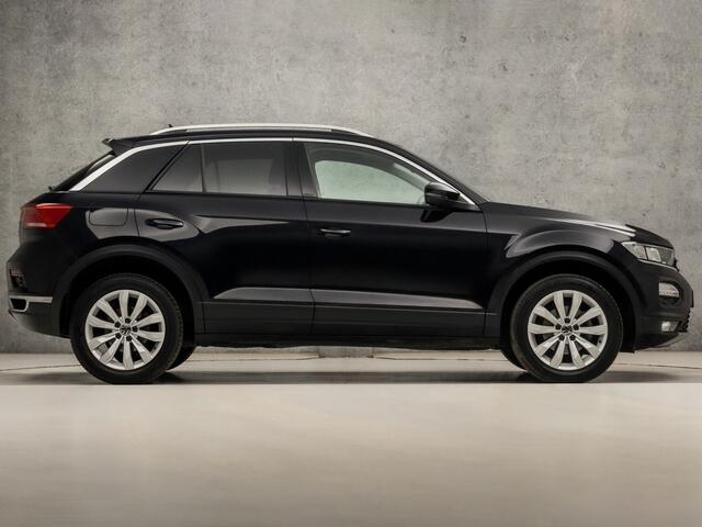 Volkswagen T-Roc 1.0 TSI Sport (APPLE CARPLAY, GROOT NAVI, CLIMATE, PARKEERSENSOREN, SPORTSTOELEN, ADAPTIVE CRUISE, GETINT GLAS, NIEUWSTAAT)