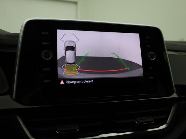Volkswagen T-Roc 1.5TSI/150PK R-Line DSG · Navigatie · Apple/Android Car Play · Camera + Parkeersensoren
