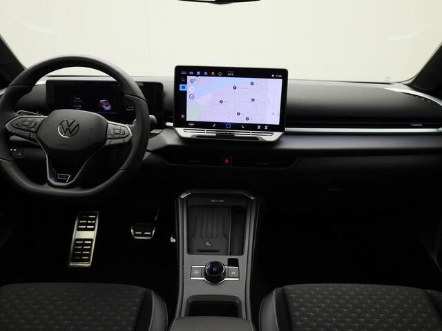 Volkswagen T-Roc 1.5eTSI/150PK R-Line First Edition Black Style DSG · 360°Camera · Apple/Android Car Play · Head-up Display · Garantie t/m 09-11-2027