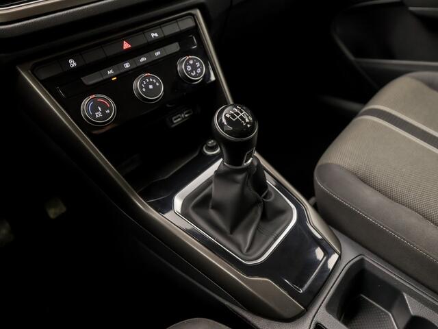 Volkswagen T-Roc 1.0 TSI Sport (APPLE CARPLAY, GROOT NAVI, ADAPTIVE CRUISE, PARKEERSENSOREN, SPORTSTOELEN, LANE ASSIST, NIEUWE APK, NIEUWSTAAT)