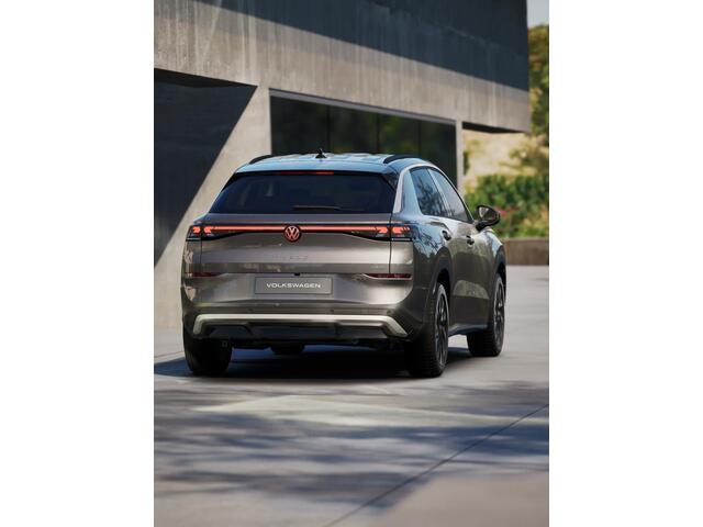 Volkswagen T-Roc 1.5 eTSI 116 7DSG Life First Edition | 'App-Connect' draadloze smartphone integratie | Automatische afstandsregeling (Adaptive Cruise Control) | Buitenspiegels elektrisch instel-, verwarm- en inklapbaar