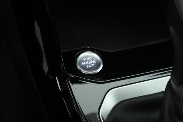 Volkswagen T-Roc 1.5 TSI 150pk DSG R-Line Business+ Trekhaak Camera Keyless Stoelverwarming Panoramadak Navigatie