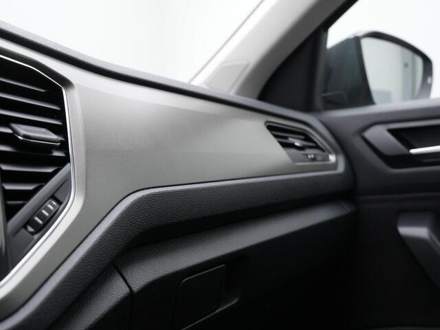 Volkswagen T-Roc 1.0 TSI 110 pk Comfort | Trekhaak | Achteruitrijcamera | Adaptive Cruise | Navigatie