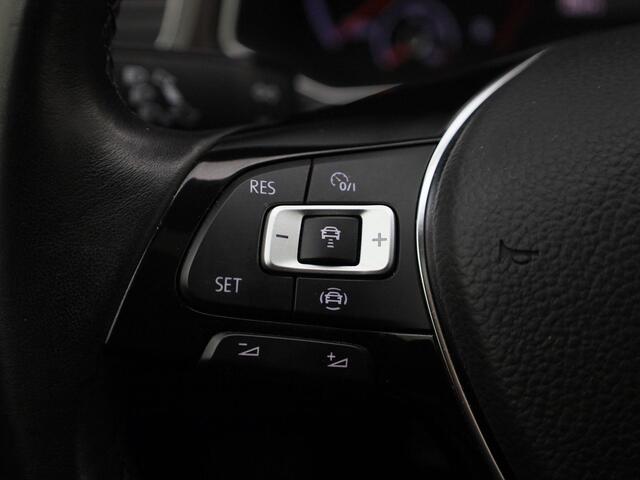 Volkswagen T-Roc 1.5 TSI 150PK DSG Style · Camera · Panoramadak · Apple/Android Car Play · Trekhaak · Navigatie · 17'' Inch ·