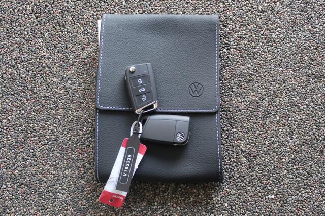 Volkswagen T-Roc 1.5 TSI R-Line Panoramadak/ IQ.Light/Stoelverwarming/Achteruitrijcamera/Apple carplay/Adaptieve cruise control/Lane assist/Elektrische achterklep/Keyless entry/Verkeersbord herkenning/Draadloze telefoonlader