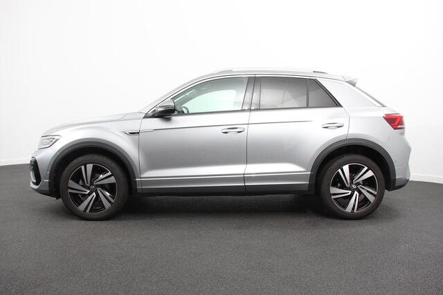 Volkswagen T-Roc 1.5 TSI 150pk DSG R-Line | Navigatie | Apple Carplay/Android Auto | Parkeersensoren | Camera | Blind Spot Assist | Adaptive Cruise Control | Elektrische achterklep | Stoel- en stuurverwarming | Climate Control | Ledverlichting | Virtual Cockpit