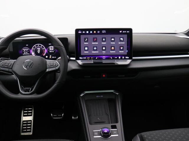 Volkswagen T-Roc 1.5 eTsi R-Line First Edition 150PK DSG Pano-Schuifdak, Trekhaak, Black Style, 20" LM Velgen, Keyless, Side Asisst, Matrix LED-Verlichting, Achteruitrijcamera