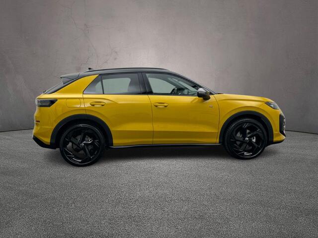 Volkswagen T-Roc R-Line First Edition 1.5 eTSI 150pk DSG Automaat Panoramadak, Harman Kardon audio, Adaptive cruise control, LED matrix koplampen, Lederen bekleding, Black style