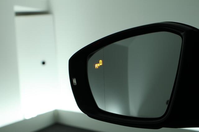 Volkswagen T-Roc 1.5 TSI 150pk DSG Sport Black Style Trekhaak Led Stoelverwarming Virtual Cockpit Navigatie