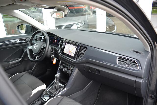 Volkswagen T-Roc 1.5 150PK TSI Sport ? Orig. NL ? Adaptive ? StoelVW ? StuurVW ? Trekhaak ?