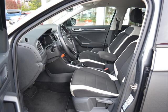 Volkswagen T-Roc 1.5 150PK TSI Sport ? Orig. NL ? Adaptive ? StoelVW ? StuurVW ? Trekhaak ?