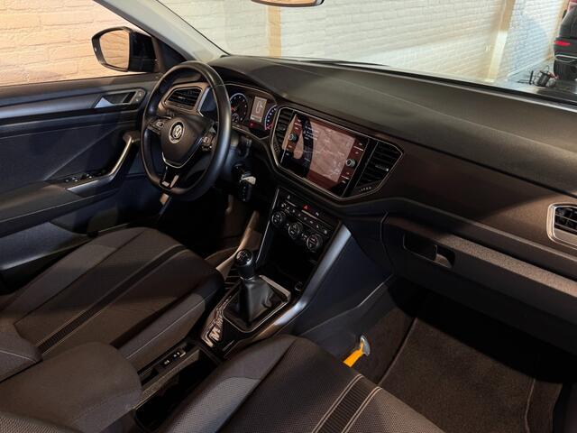 Volkswagen T-Roc Style 116pk Navi Carplay Trekhaak Stoelverw 16''