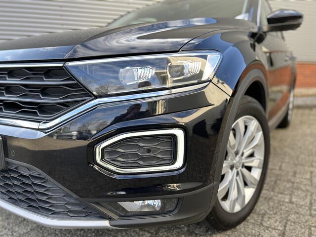 Volkswagen T-Roc 1.5 TSI Sport | Panorama-dak | Trekhaak | Dealer Onderhouden | Achteruitrijcamera | Carplay |