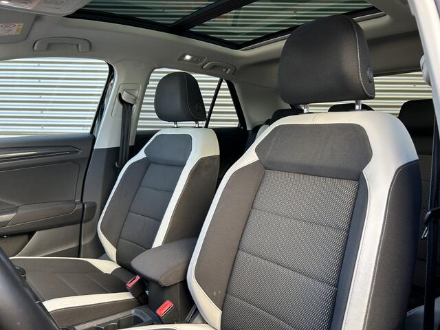 Volkswagen T-Roc 1.5 TSI Sport | Panorama-dak | Trekhaak | Dealer Onderhouden | Achteruitrijcamera | Carplay |