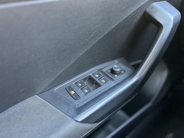 Volkswagen T-Roc 1.5 TSI Sport | Panorama-dak | Trekhaak | Dealer Onderhouden | Achteruitrijcamera | Carplay |