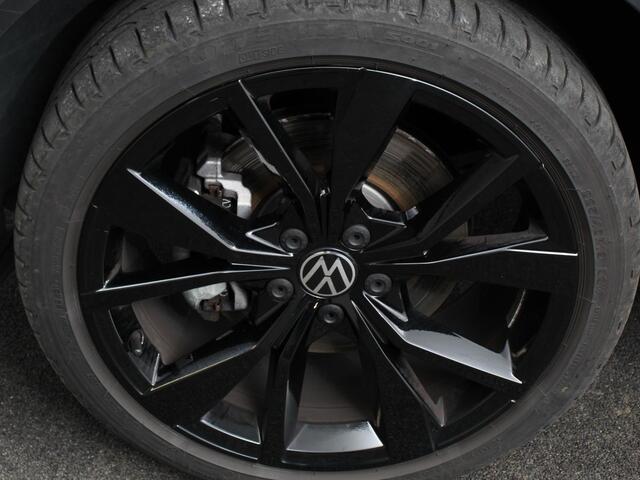 Volkswagen T-Roc 1.5 TSI DSG R-Line + Design pakket Black style | Panorama dak | Trekhaak | Navigatie | Apple Carplay/Android Auto | Climate control