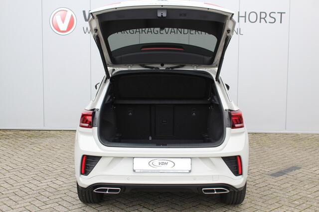 Volkswagen T-Roc 1.5-150pk R-Line Edition DSG-AUTOMAAT ! Gun u het comfort van een automaat ! Slechts 15.000km ! Stoel- en stuurwielverw., IQ-light, Adaptieve cruise cntrl, Navigatie by Apple Carplay/Android auto, Autm. airco dual, Camera, Elektr. achterklep etc.