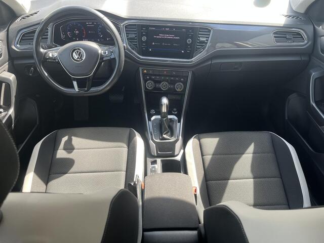 Volkswagen T-Roc 1.5 TSI Sport / Keyless Entry & Start / Achteruitrijcamera / Apple Carplay & Android Auto / DAB Radio / Elektrische achterklep / Lichtmetalen velgen 17" /