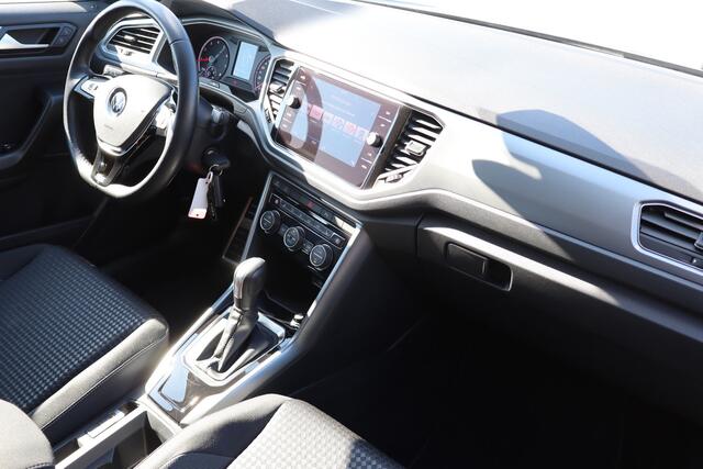 Volkswagen T-Roc 1.5 TSI AUTOMAAT Dealeronderhouden/Trekhaak/Apple carplay/Stoelverwarming/Navigatie/Parkeersensoren rondom/Climate control/DAB/Lage km stand!
