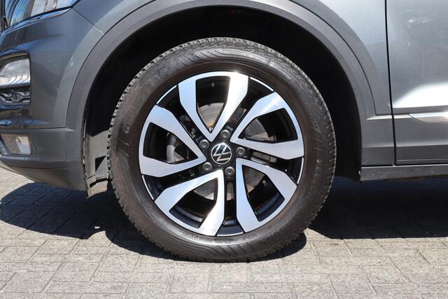 Volkswagen T-Roc 1.5 TSI AUTOMAAT Dealeronderhouden/Trekhaak/Apple carplay/Stoelverwarming/Navigatie/Parkeersensoren rondom/Climate control/DAB/Lage km stand!