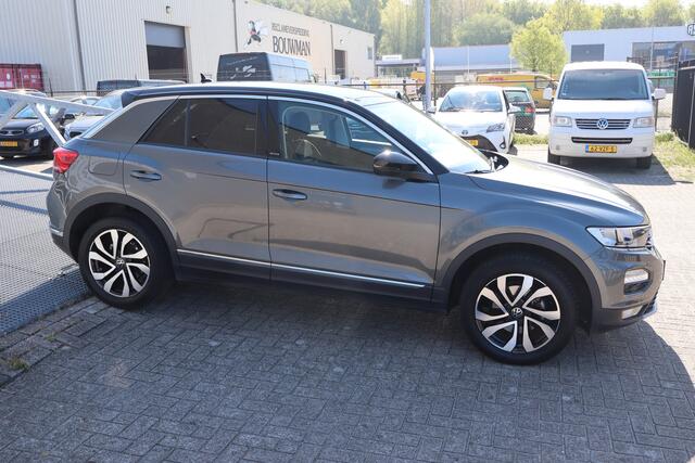 Volkswagen T-Roc 1.5 TSI AUTOMAAT Dealeronderhouden/Trekhaak/Apple carplay/Stoelverwarming/Navigatie/Parkeersensoren rondom/Climate control/DAB/Lage km stand!