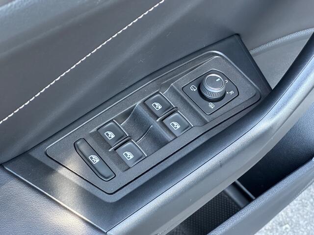 Volkswagen T-Roc 1.5 TSI 150pk DSG Style Carplay | Trekhaak | Camera | Keyless | Elek. Achterklep | Rijklaar incl. garantie