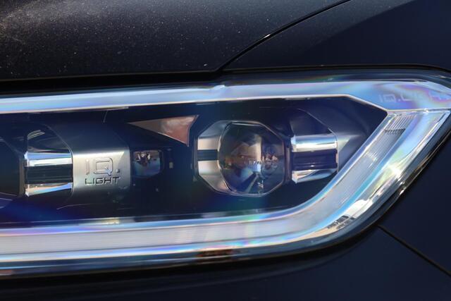 Volkswagen T-Roc 1.5 TSI R-Line Afneembare trekhaak Digital cockpit, R-Line in- en exterieur, achteruitrijcamera, navigatie, spiegel pakket, park assist, light assist, LED plus, adaptieve cruise control (acc), licht & regensensor, climatronic, draadloos Apple Carplay / An