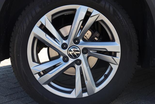 Volkswagen T-Roc 1.5 TSI R-Line Afneembare trekhaak Digital cockpit, R-Line in- en exterieur, achteruitrijcamera, navigatie, spiegel pakket, park assist, light assist, LED plus, adaptieve cruise control (acc), licht & regensensor, climatronic, draadloos Apple Carplay / An