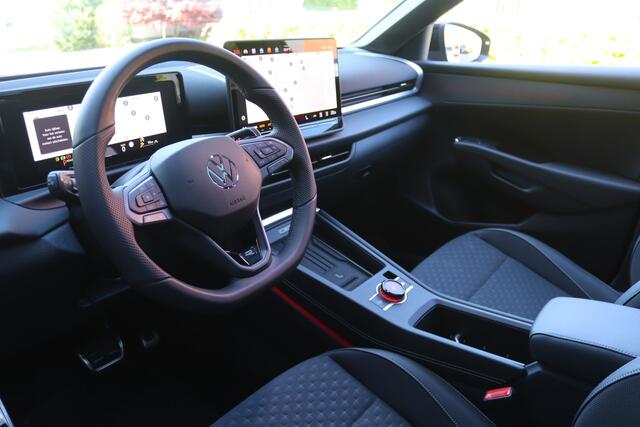 Volkswagen T-Roc 1.5 eTsi R-Line Black Style Pano/IQ.Light/Keyless/Camera/ACC/Elek. klep/20"/Trekhaak wegkl.